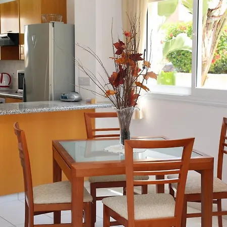Iris Village 2 Bedroom / 2 Bathroom Townhouse Dom wakacyjny Pafos
