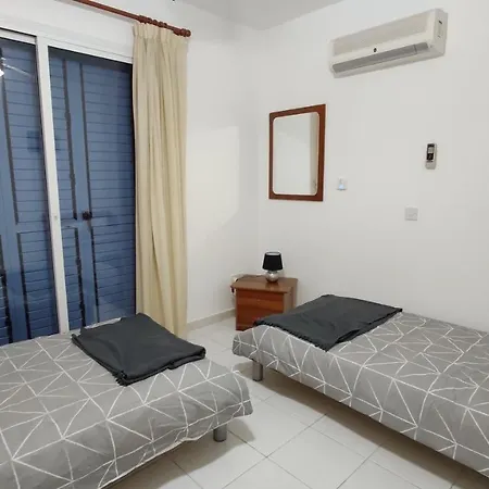 Iris Village 2 Bedroom / 2 Bathroom Townhouse Dom wakacyjny Pafos