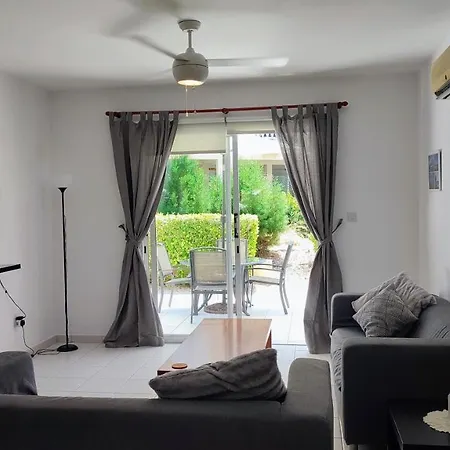 Iris Village 2 Bedroom / 2 Bathroom Townhouse Dom wakacyjny Pafos